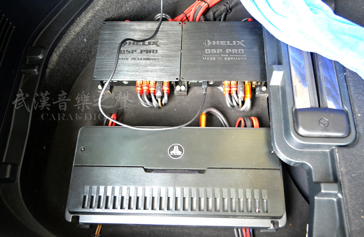 11 两台德国喜力士PRO十路解码和低音功放安装.JPG